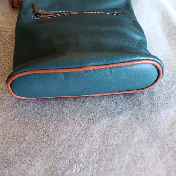 Small leather crossbody purse in rich hunter green and brown - Picture 3 of 4